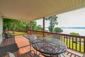 Deck and Water View Cozy Kentucky Lake Getaway - New Concord