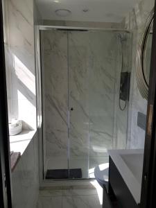 The Queens Head, Parkside Apartment 5