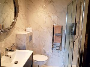 The Queens Head, Parkside Apartment 5