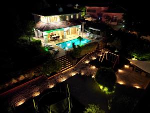 Villa Cecilia - 4 bedrooms, 4 bathrooms, heated inside pool, gym