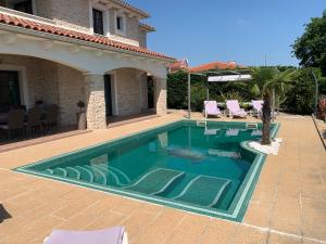 Villa Cecilia - 4 bedrooms, 4 bathrooms, heated inside pool, gym