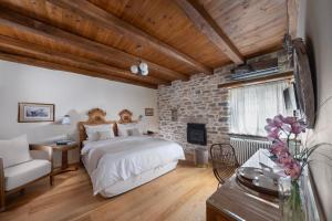 Superior Room with Fireplace - Imalia room in Archontiko Sakali