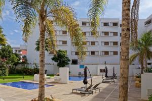 Luxury Apartment 90sqm near Beach with Pool Unlimited WiFi and Optical Fiber