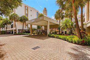 Amazing condo 5 minute walk to the beach!