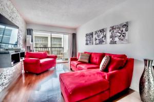 Amazing condo 5 minute walk to the beach!