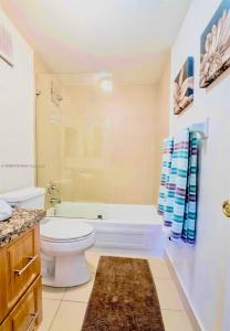 Amazing condo 5 minute walk to the beach!