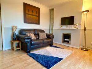 Cosy 2 bedroom home with free parking near city