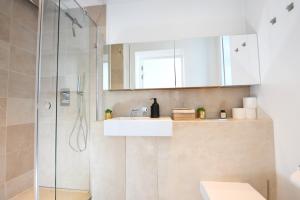 Oxford Street Luxurious 3 Bedroom Apartment