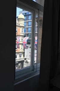 Oxford Street Luxurious 3 Bedroom Apartment