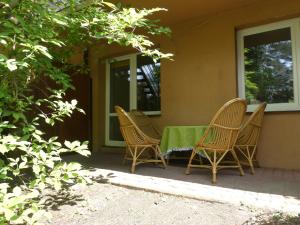 Samodzielny 2-dwupokojowy apartament z ogrodem i garażem