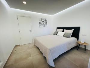Top Ocean View Apartment - amazing sunset - modern style - pool & 200m to beach