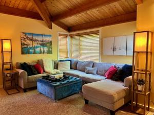 Exposed Beam 3BR Modern Mountain Retreat