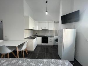 Gjiri i Lalezit, Saliu Apartment