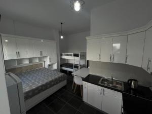 Gjiri i Lalezit, Saliu Apartment