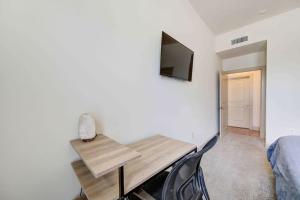 Cozy Apt NRG Pool,Wi-Fi, Free Parking, PetsOK!