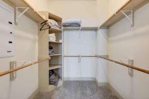 Cozy Apt NRG Pool,Wi-Fi, Free Parking, PetsOK!