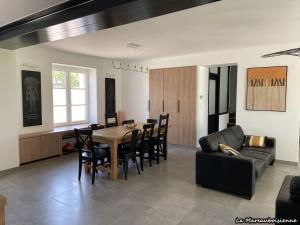 Maisons de vacances Sejour de charme a Mareau-aux-Bois : parc, home cinema, billard, tennis et teletravail en fibre ultra-rapide - FR-1-590-279 : photos des chambres