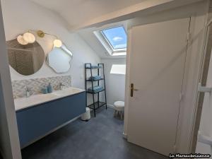Maisons de vacances Sejour de charme a Mareau-aux-Bois : parc, home cinema, billard, tennis et teletravail en fibre ultra-rapide - FR-1-590-279 : photos des chambres