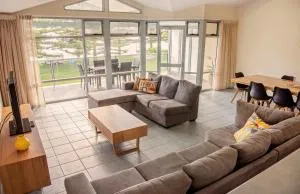 Foreshore Port Lincoln Beach Eyre Accommodation - Tumby Bay