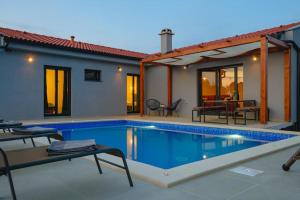 Villa Balun in Orihi - 3 bedrooms - pool - garden - sauna