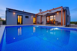 Villa Balun in Orihi - 3 bedrooms - pool - garden - sauna