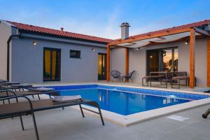 Villa Balun in Orihi - 3 bedrooms - pool - garden - sauna