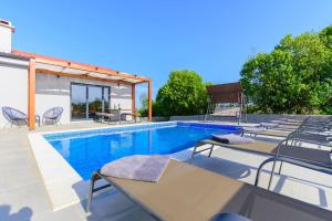 Villa Balun in Orihi - 3 bedrooms - pool - garden - sauna
