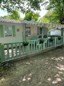 Campings Joli Mobil-home climatise entierement equipe pour 4 ou 6 personnes : photos des chambres