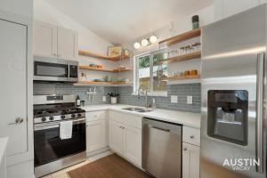 Stylish Austin Retreat w Luxurious King Bed and WD