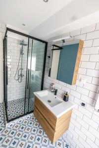 Stylish Urban Getaway by thesbnb