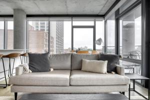 Lakeview 2BR w Deck Pool Gym nr Lincoln Park CHI-718