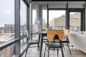 Lakeview 2BR w Deck Pool Gym nr Lincoln Park CHI-718