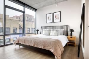 Lakeview 2BR w Deck Pool Gym nr Lincoln Park CHI-718