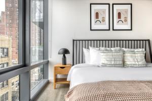 Lakeview 2BR w Deck Pool Gym nr Lincoln Park CHI-718