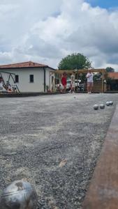 Villas Villa jacuzzi, terrain de petanque et aire de jeux vue sur les Pyrenees : photos des chambres