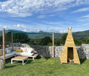 Villas Villa jacuzzi, terrain de petanque et aire de jeux vue sur les Pyrenees : photos des chambres