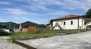 Villas Villa jacuzzi, terrain de petanque et aire de jeux vue sur les Pyrenees : photos des chambres