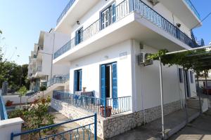 Rhodes Town Garden Apartment