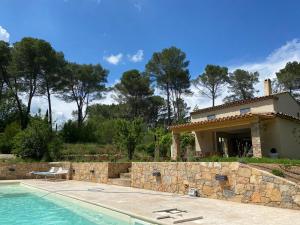 Villas Mas provencal contemporain piscine et tennis : photos des chambres