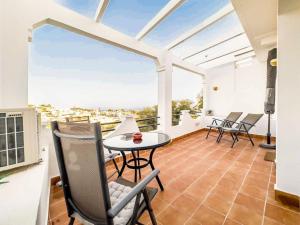 97-Townhouse With Roof Terrace & Views, Marbella