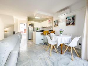 97-Townhouse With Roof Terrace & Views, Marbella