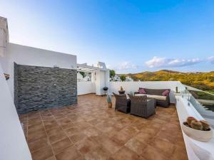 97-Townhouse With Roof Terrace & Views, Marbella