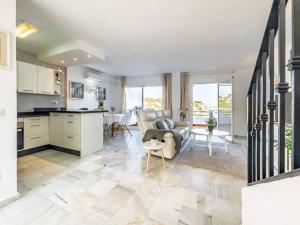 97-Townhouse With Roof Terrace & Views, Marbella