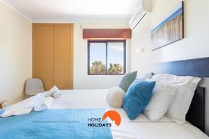 #005 Foxy B by Home Holidays