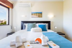 #005 Foxy B by Home Holidays