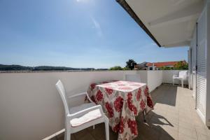 Apartments in Supetarska Draga with sea view, terrace, air conditioning, WiFi 4551-1 and 4551-2