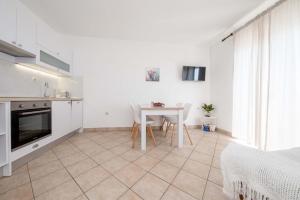 Apartments in Supetarska Draga with sea view, terrace, air conditioning, WiFi 4551-1 and 4551-2