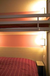 Hotels Premiere Classe Orange : Chambre Triple (1 Lit Double et 1 Lit Simple)