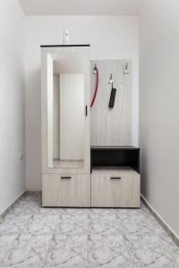Modern 1BR Apartment Top Center