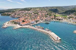 Spacious apartment 50 m from the beach